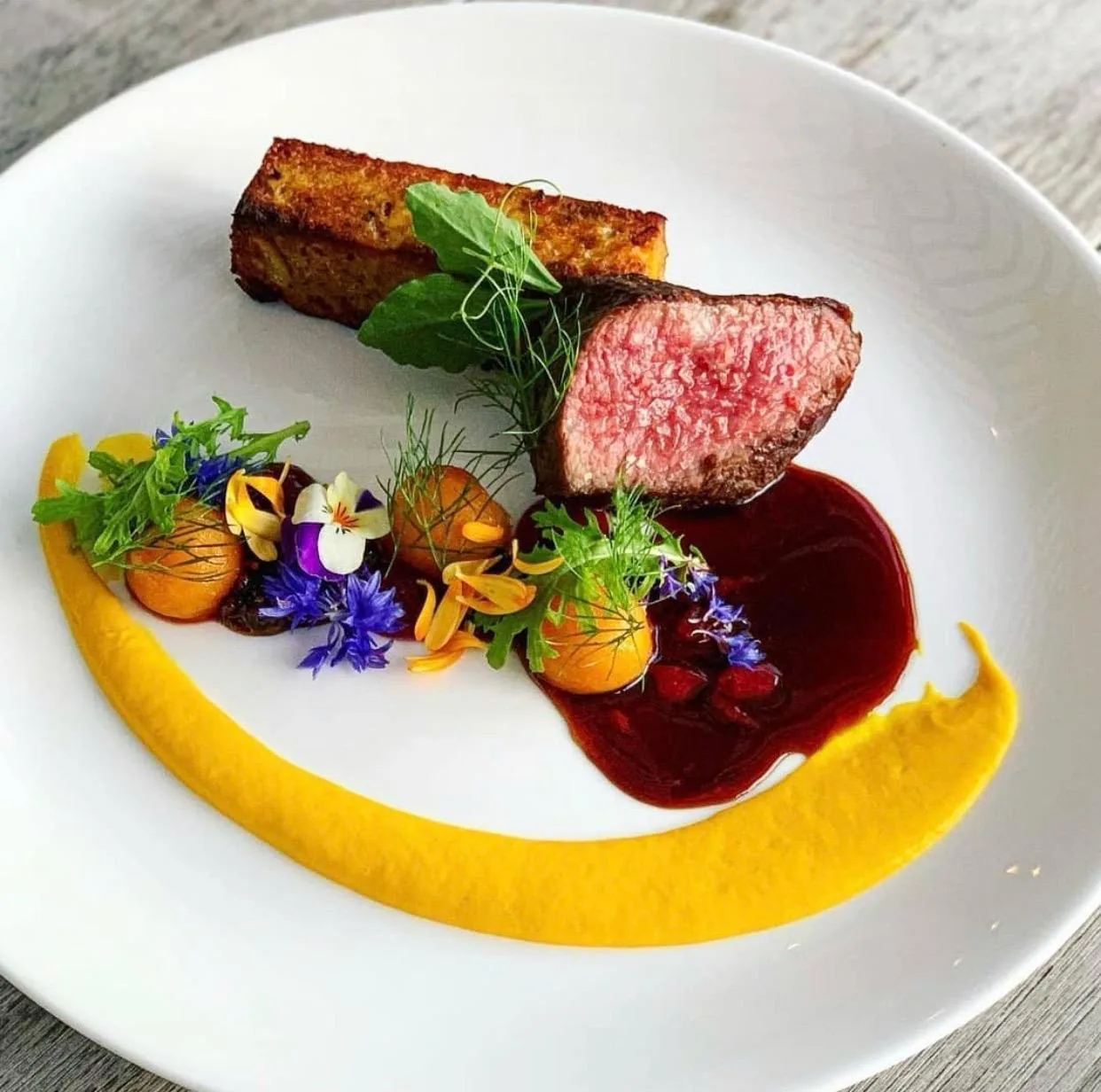 Prato empratado com carne, molho e guarnições